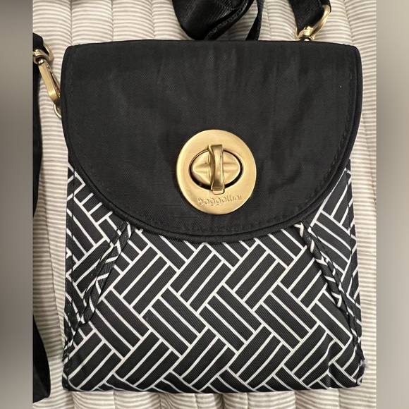 Baggallini RFID Athens Crossbody Wallet Black White Travel Minimalist NWOT - Picture 1 of 8